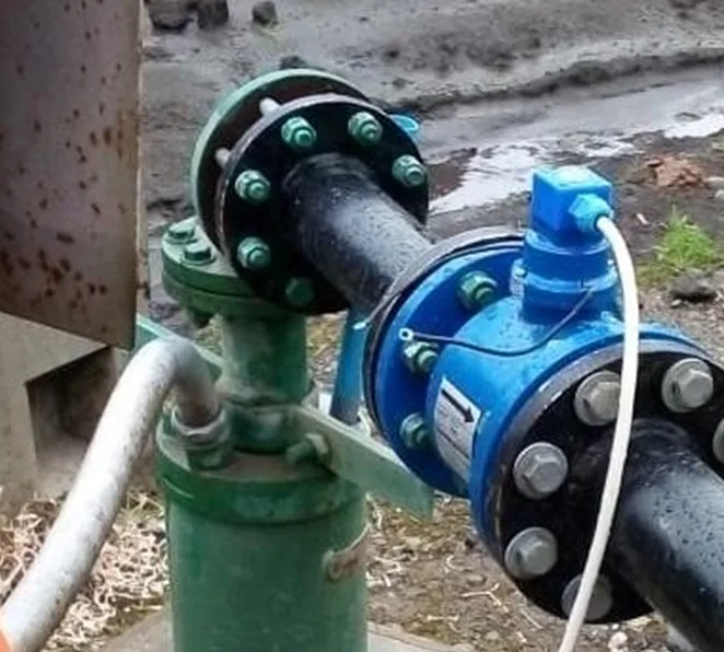 Sensor de monitoreo hídrico junto a una fuente de agua