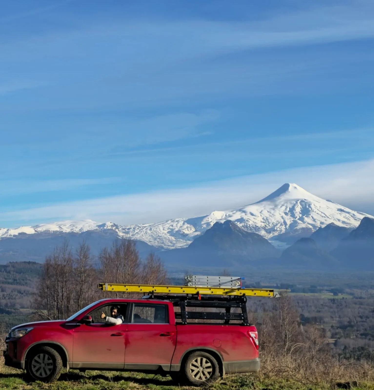 Equipo de SoftNet Chile en terreno, con el volcán Villarrica de fondo